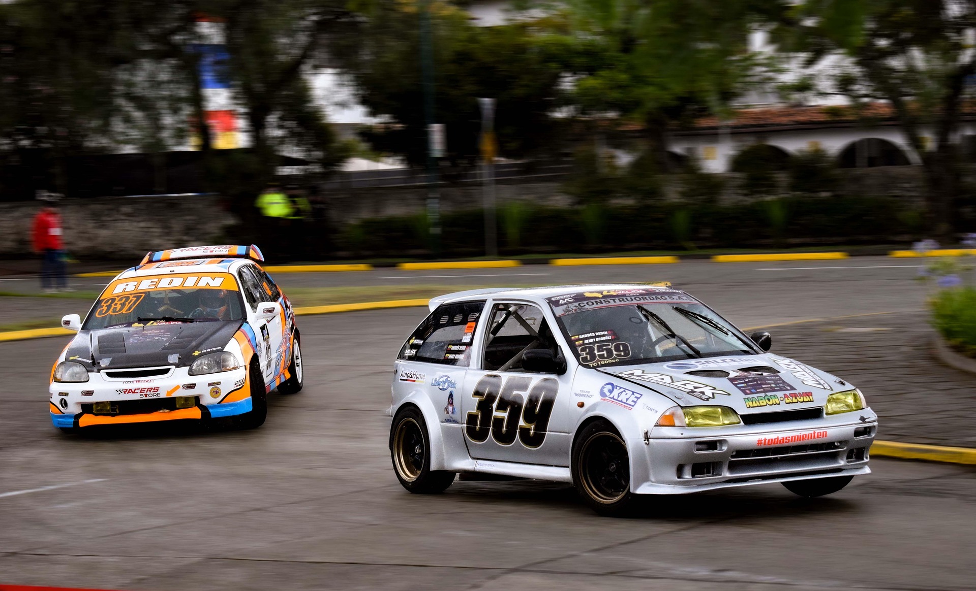 rally-7731704_1920